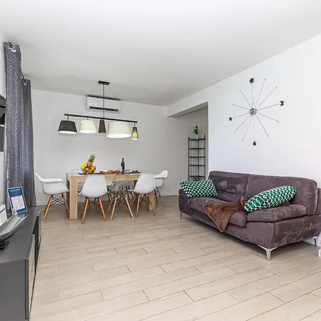 Gorgeous In With Jacuzzi Holiday home
